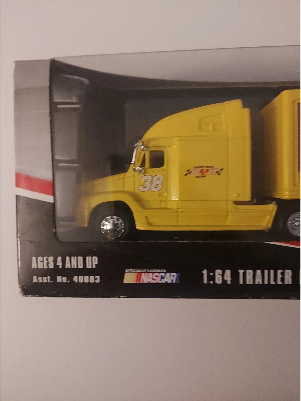 Winners Circle Elliott Sadler #38 M&M's Trailer Rig 1:64 Yellow